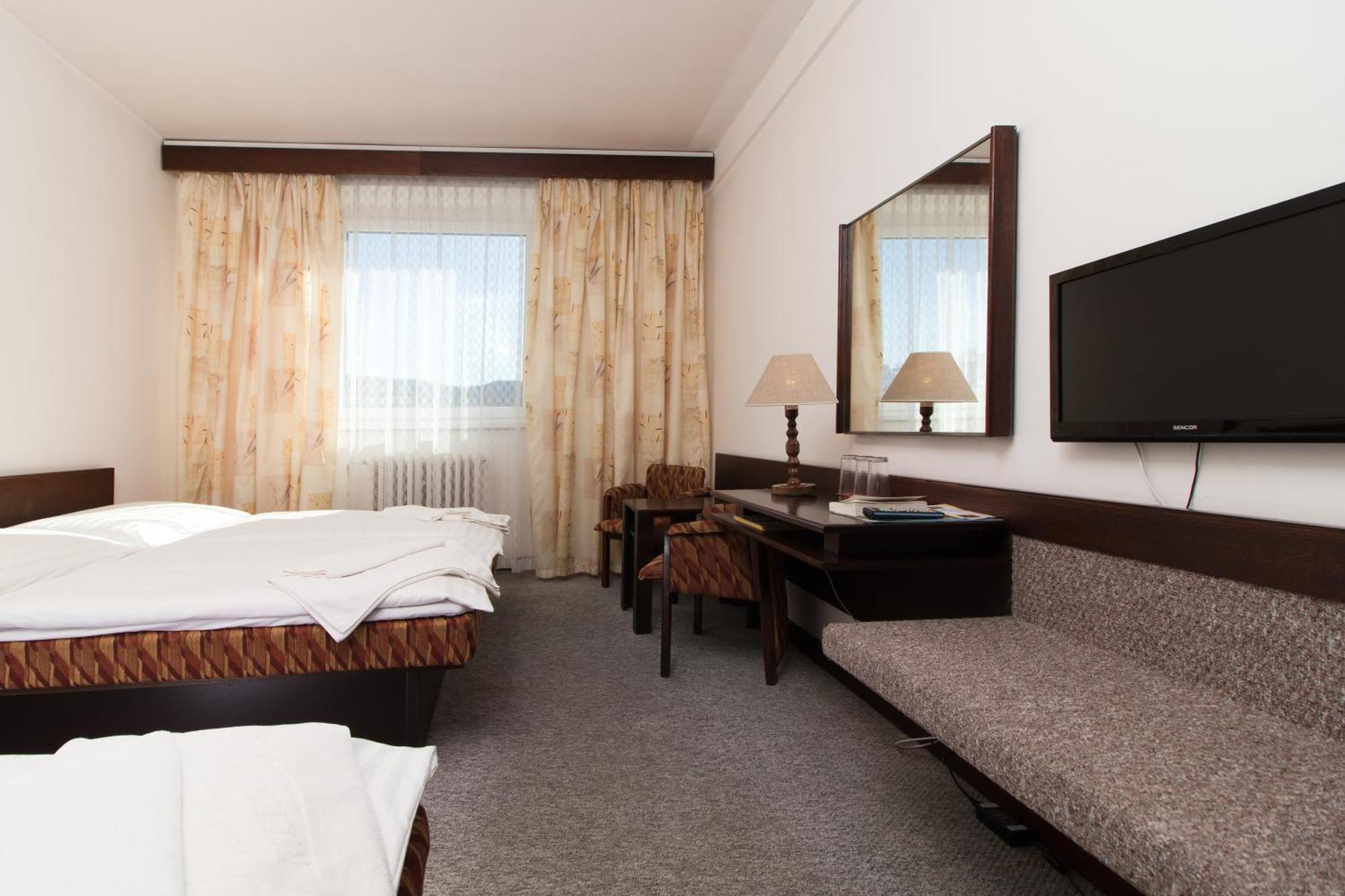 Hotel Merkur - Jablonec Nad Nisou Kültér fotó